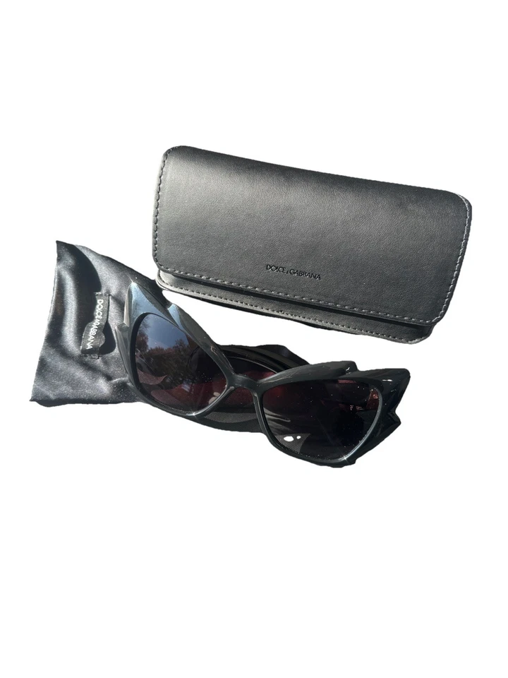 Óculos de sol feminino Dolce & Gabbana Statement preto e dourado - Imagem 2 de 4