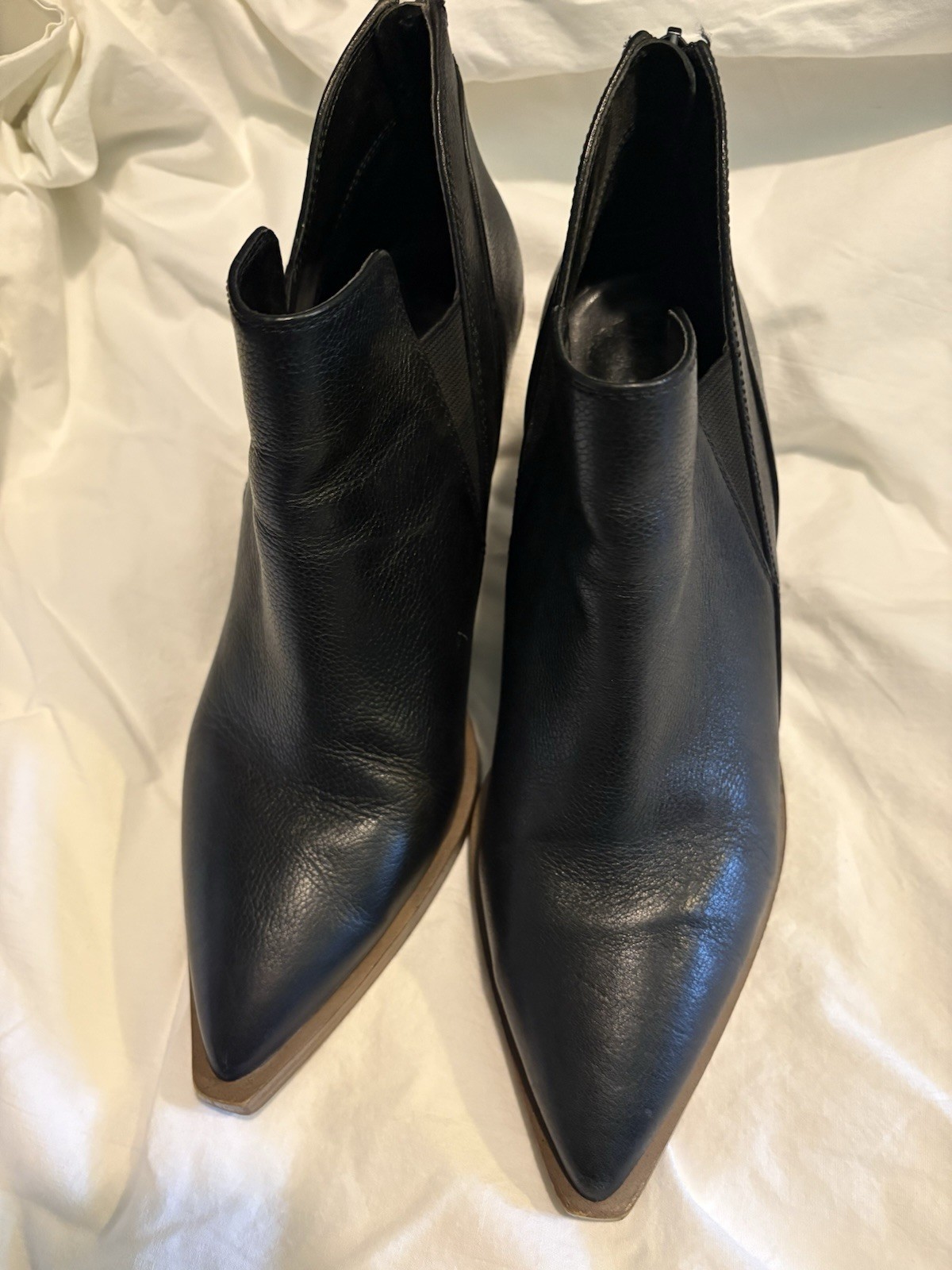 Vince Camuto Women’s Black Leather Pointed Toe Ankle Bootie Zip Block Heel 8.5M