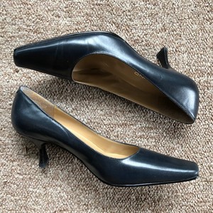 bandolino navy pumps