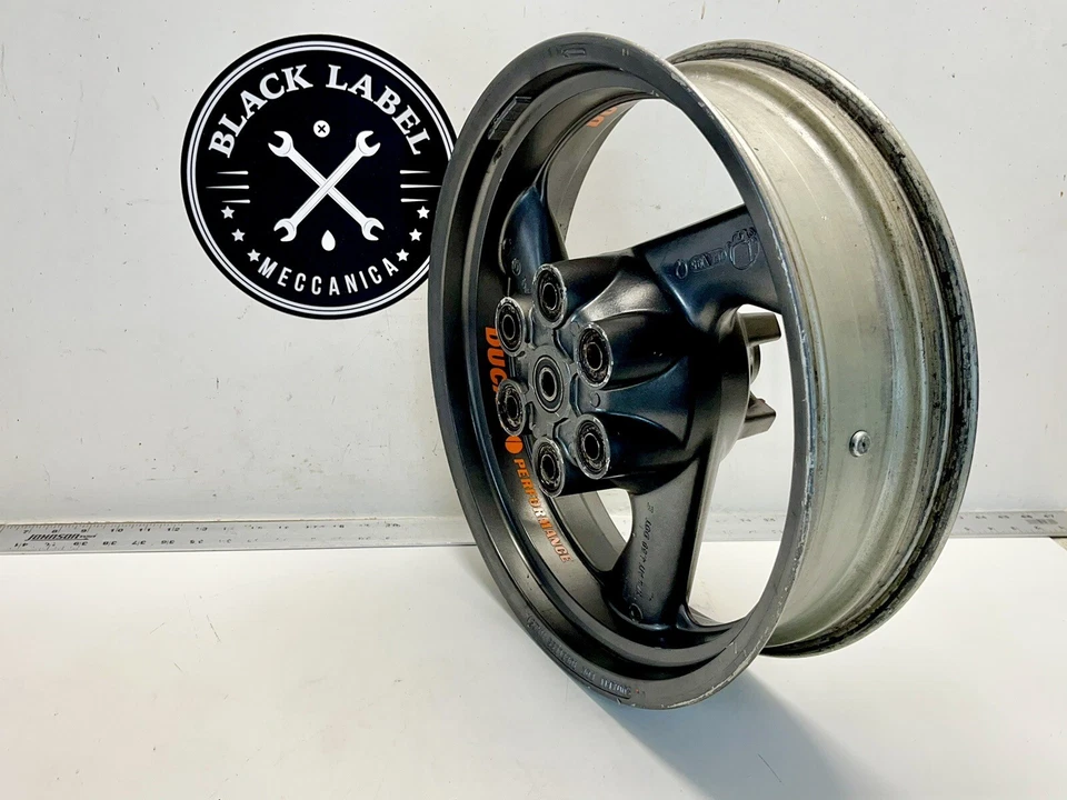 Rueda trasera Ducati 600-750 SS Supersport Monster 3 radios Brembo 17x4,5 plateada Foto 4 de 4