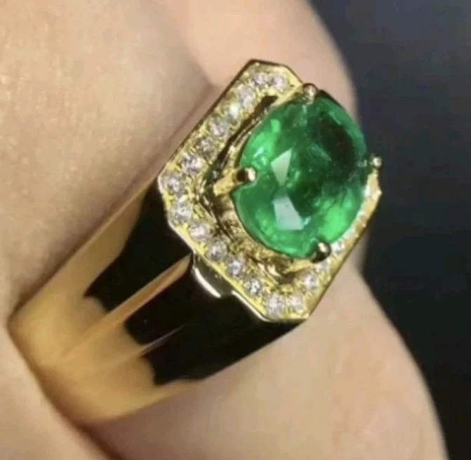 Anillo de compromiso solitario de esmeralda para hombre en anillo de oro amarillo macizo de 14 k Foto 3 de 4