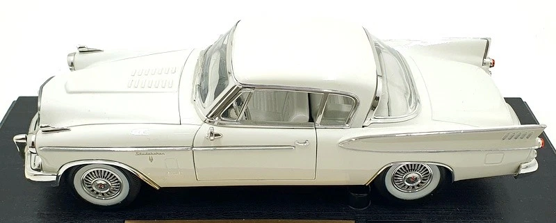 Anson 1/18 Scale Diecast 30384 - 1957 Studebaker Golden Hawk - White - Image 3 of 4