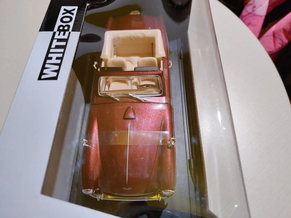 Aston Martin DB 2/4 MkIII rosso scala 1/18 di WhiteBox come nuovo con scatola. - Immagine 3 di 4