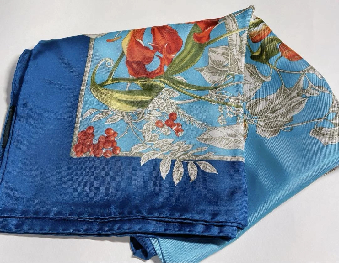 Foulard en soie oiseau bleu à fleurs GUCCI 35,4 x 35,4 pouces fabriqué en Italie
