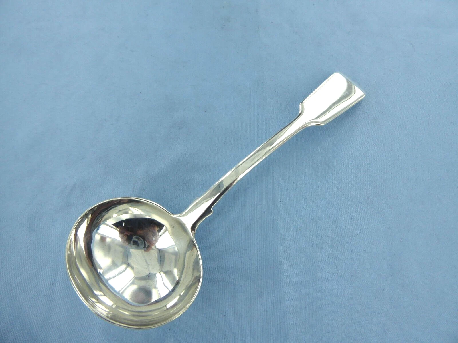 AN ANTIQUE STERLING SILVER FIDDLE BACK SAUCE LADLE .LONDON 1809.