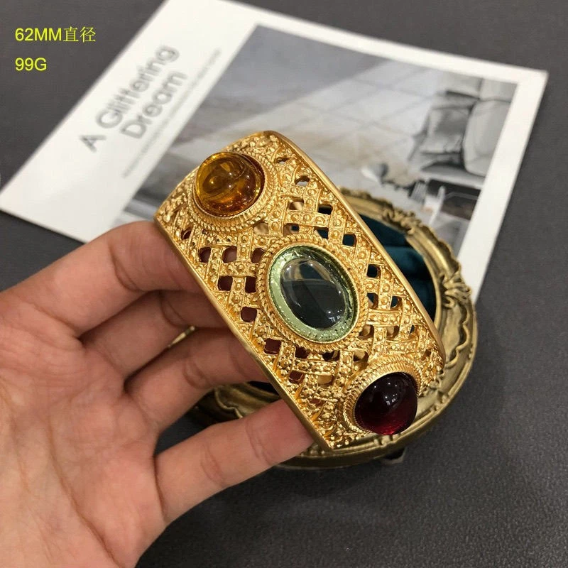 复古宫殿风格手镯镀金空心雕刻玻璃宝石手链 — 第 2/4 张图片