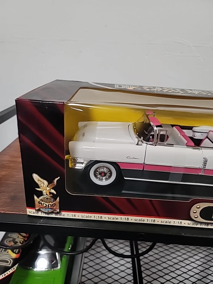 Road Signature 豪华版 1955 年 Packard Caribbean 白色和粉红色 1: 18 压铸 — 第 4/4 张图片