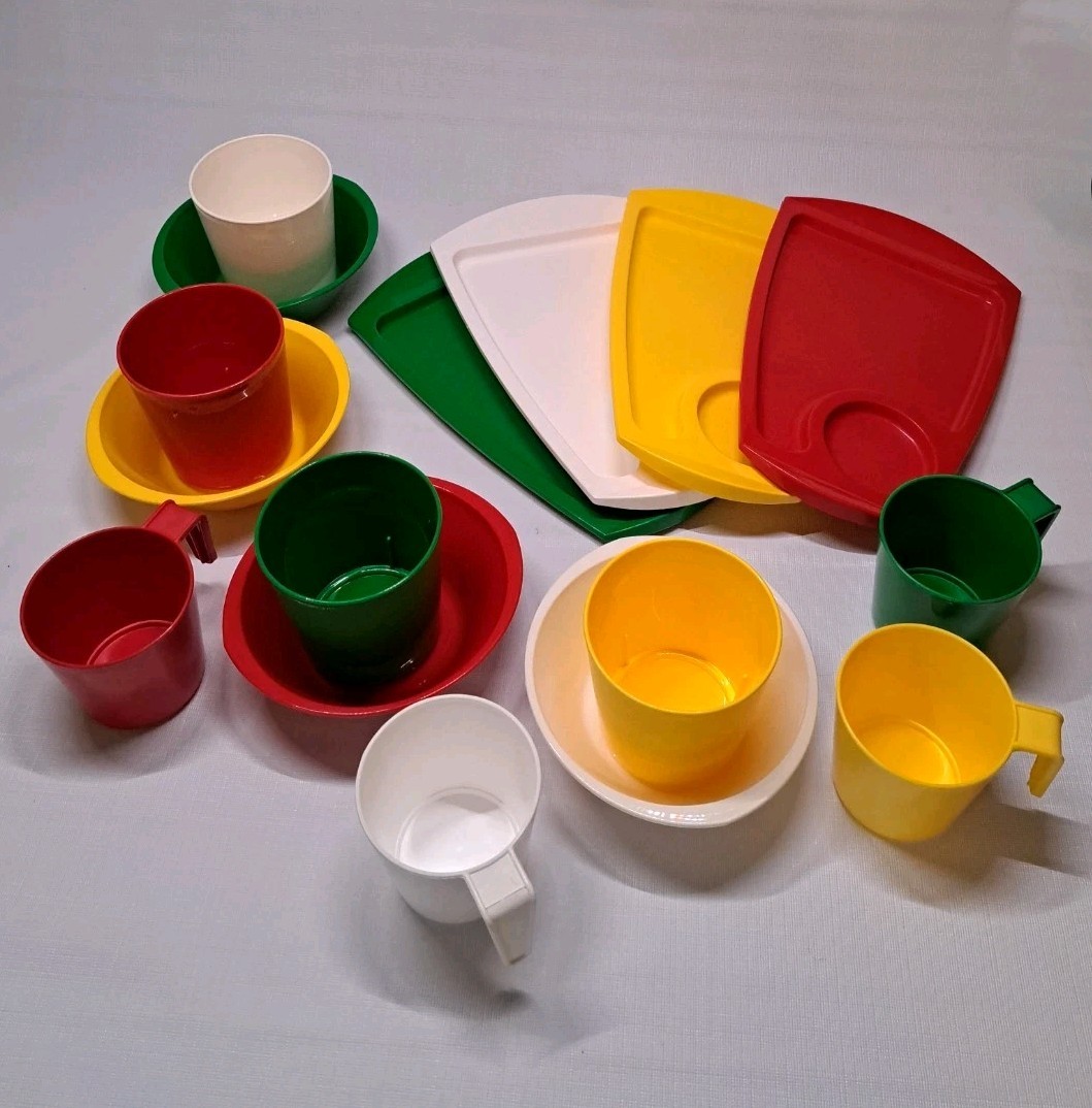 Vintage 16-Piece Fremware Plastic Snack Tray Plate & Cup Set Kids Retro MCM GOOD