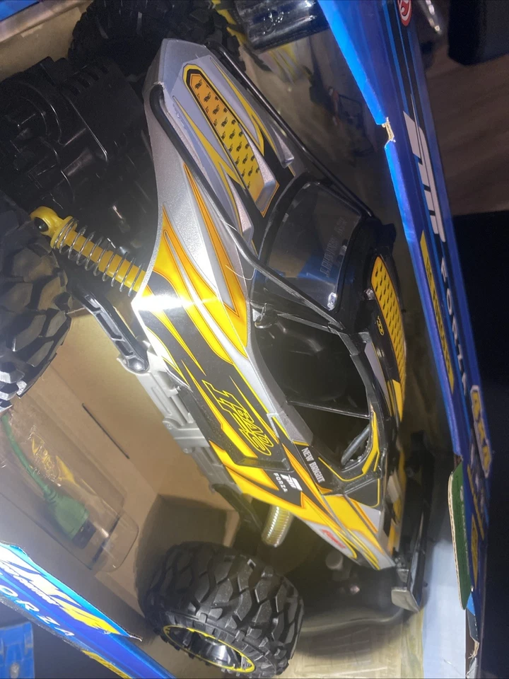 Caminhão de controle remoto amarelo carro off-road brilhante RC Forza Funco F9 4x4 RTR - Imagem 3 de 4