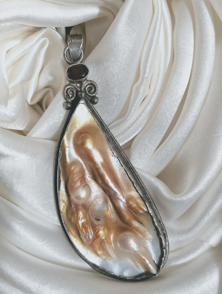 SPETTACOLARE CIONDOLO ARGENTO GOCCIA ABALONE CON PERLAGIONE E GRANATO. - Immagine 2 di 4