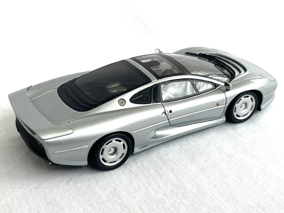 Jaguar XJ220 Silver 1992 1:43 Spark Diecast - Image 3 of 4