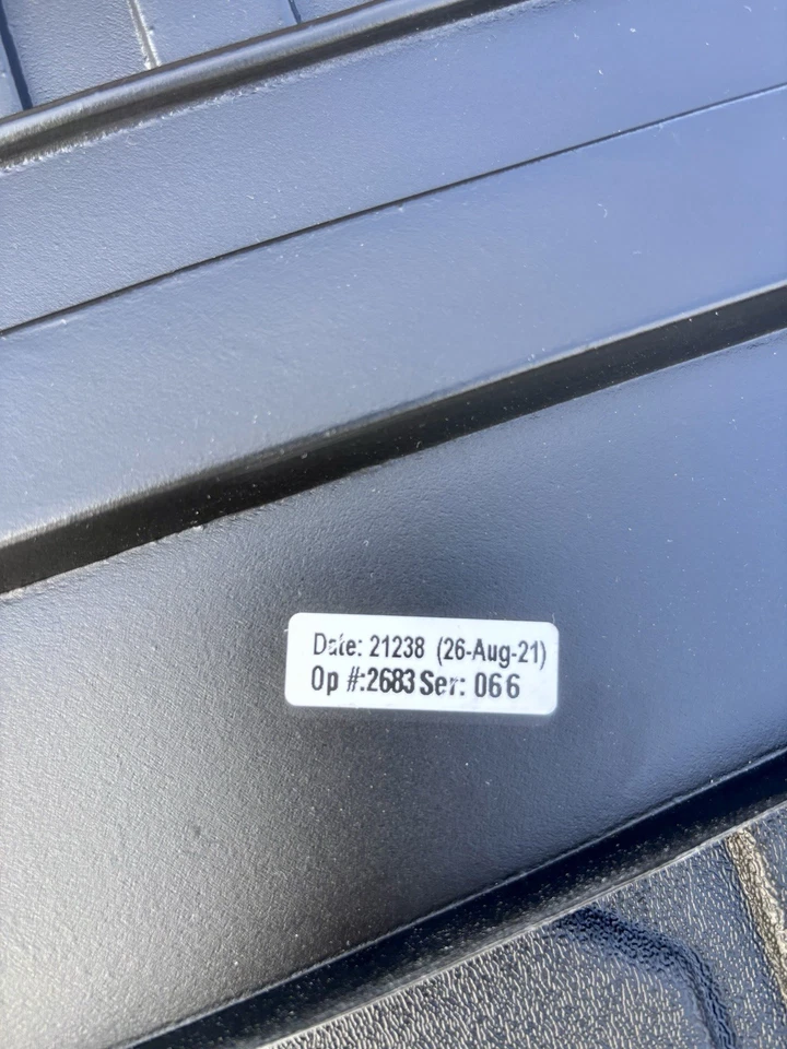 GMC Acadia 2017-2023 asiento trasero integrado revestimiento de carga 84938211 negro con logotipo OEM Foto 2 de 2
