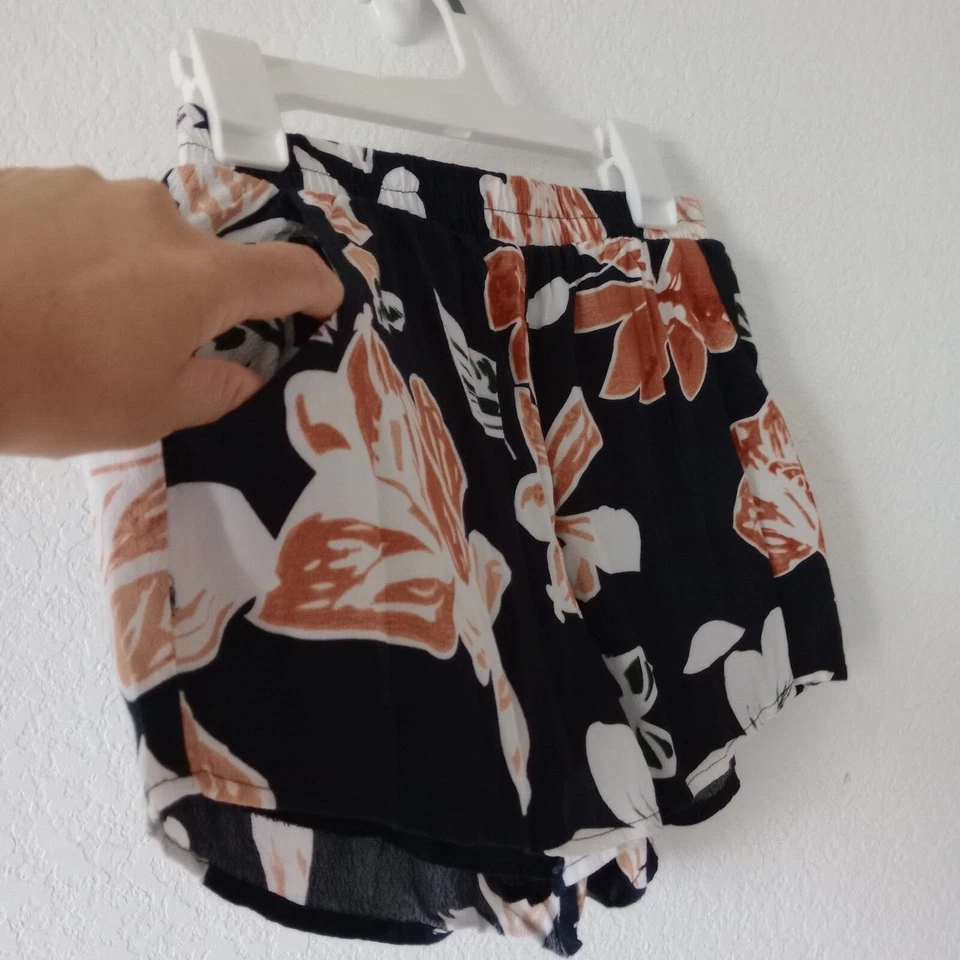 Shorts feminino Honey Punch bolsos florais preto tamanho pequeno - Imagem 2 de 4