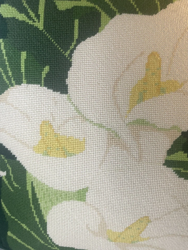 Almohada punta aguja 18" Cala Lily blanca verde amarilla hecha a mano contemporánea usada en excelente estado Foto 3 de 4