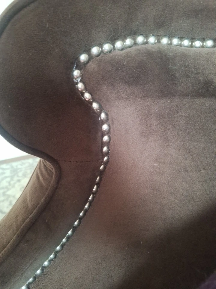 Juego de sillas de terciopelo con tachuelas Foto 4 de 4