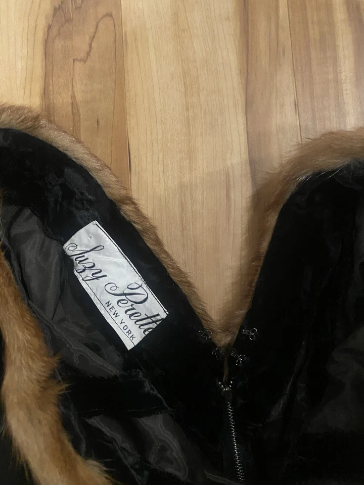 Vestido Suzy Perette de Colección Años 50 Negro Terciopelo Cuello de Piel Bajo en V Foto 4 de 4