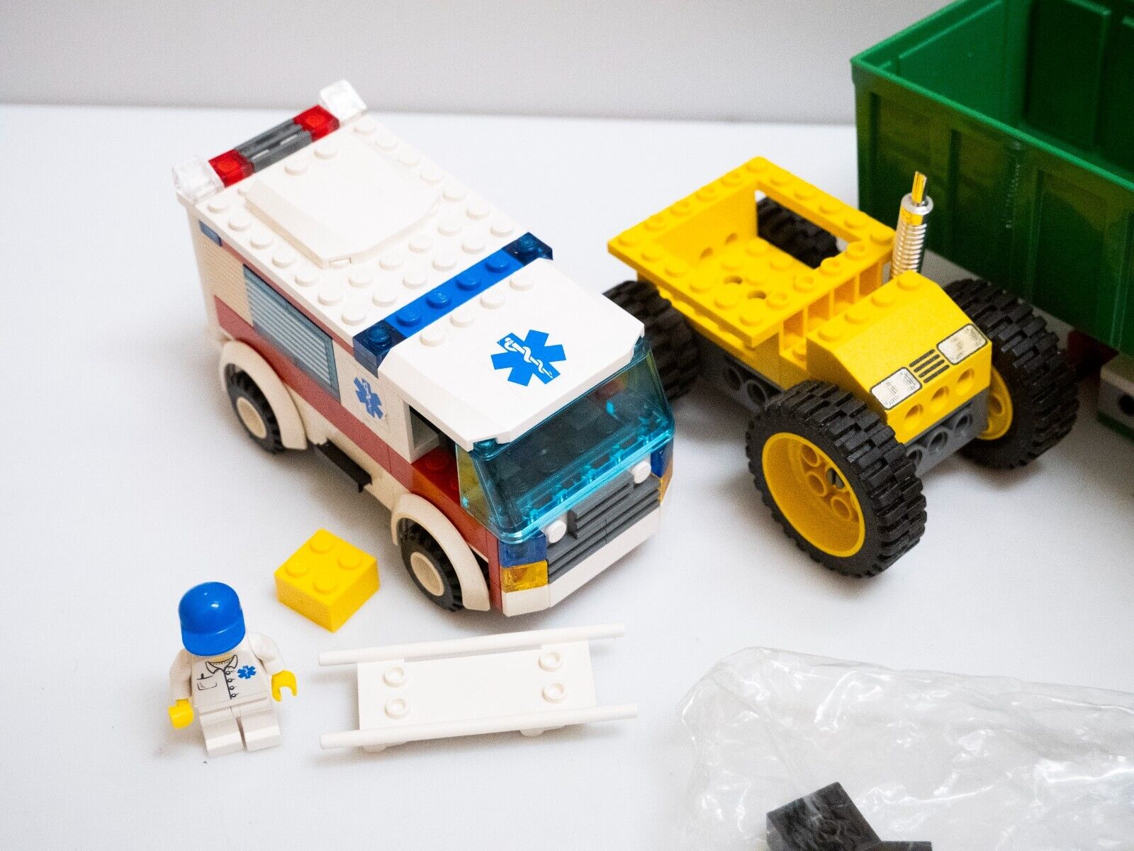 LEGO City Konvolut Kippsattelzug Krankenwagen 7890 7998 Minifiguren