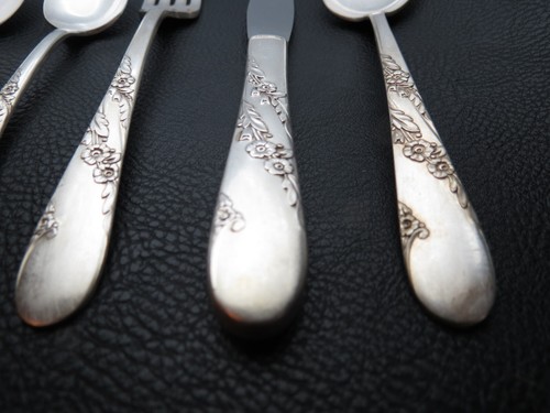 Oneida Community Bridal Wreath Tudor Forks, Knives, Spoons Set of 36 - Picture 8 of 17