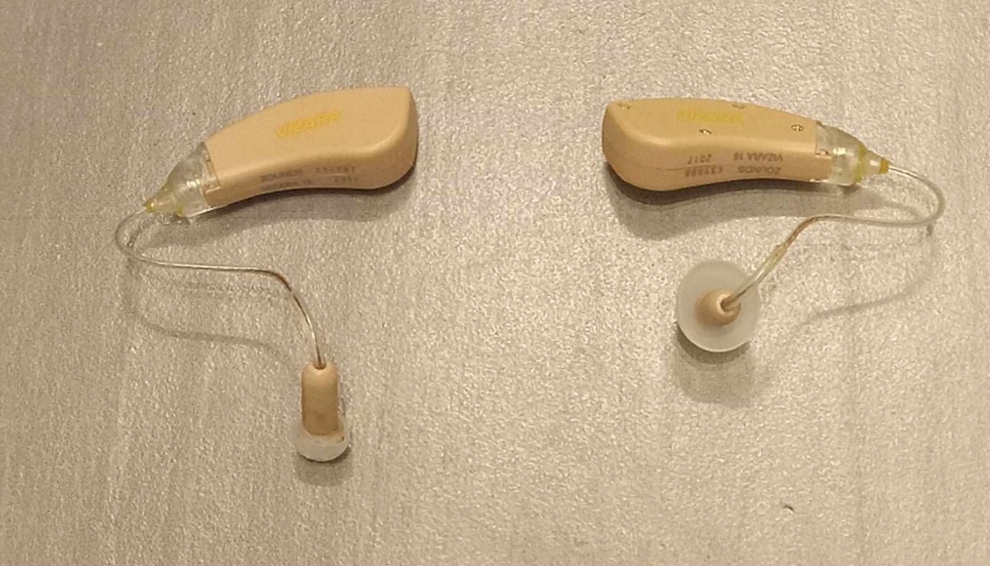 Zounds vizara 16 hearing aidcharger remote and 2 hearing aids eBay