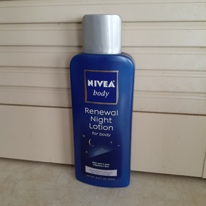 Nivea Body renewal Night lot 8.4oz (072140881054)