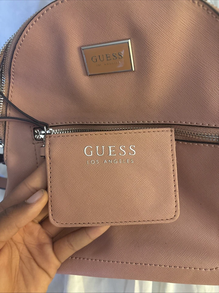 Mochila para mujer GUESS rosa claro talla mediana con billetera Foto 2 de 4