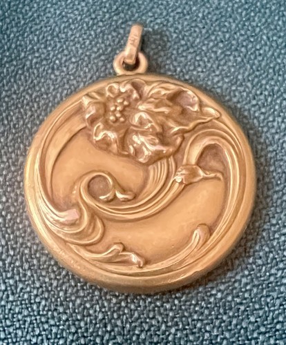 LOVELY ART NOUVEAU YELLOW GOLD FILLED PHOTO LOCKET WITH MONO