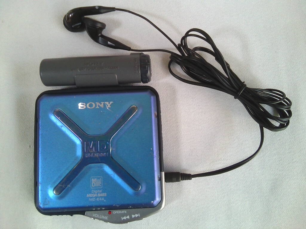Sony MZ-E44 MD Walkman Player with Battery Case and