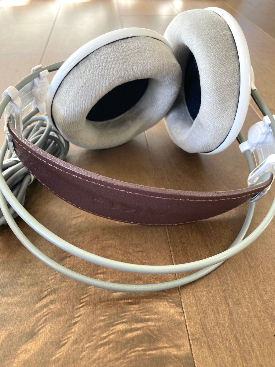 AKG K701 Premium Class Reference Headphones 2458X00180 (B AKG K701 Premium Class Reference Headphones 2458X00180 (B