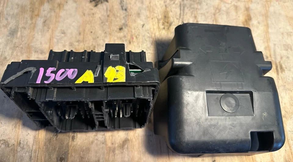 Caixa de relé de fusíveis de junção de cabine Cadillac Escalade 2007-2014 sob painel 20813086 - Imagem 4 de 4