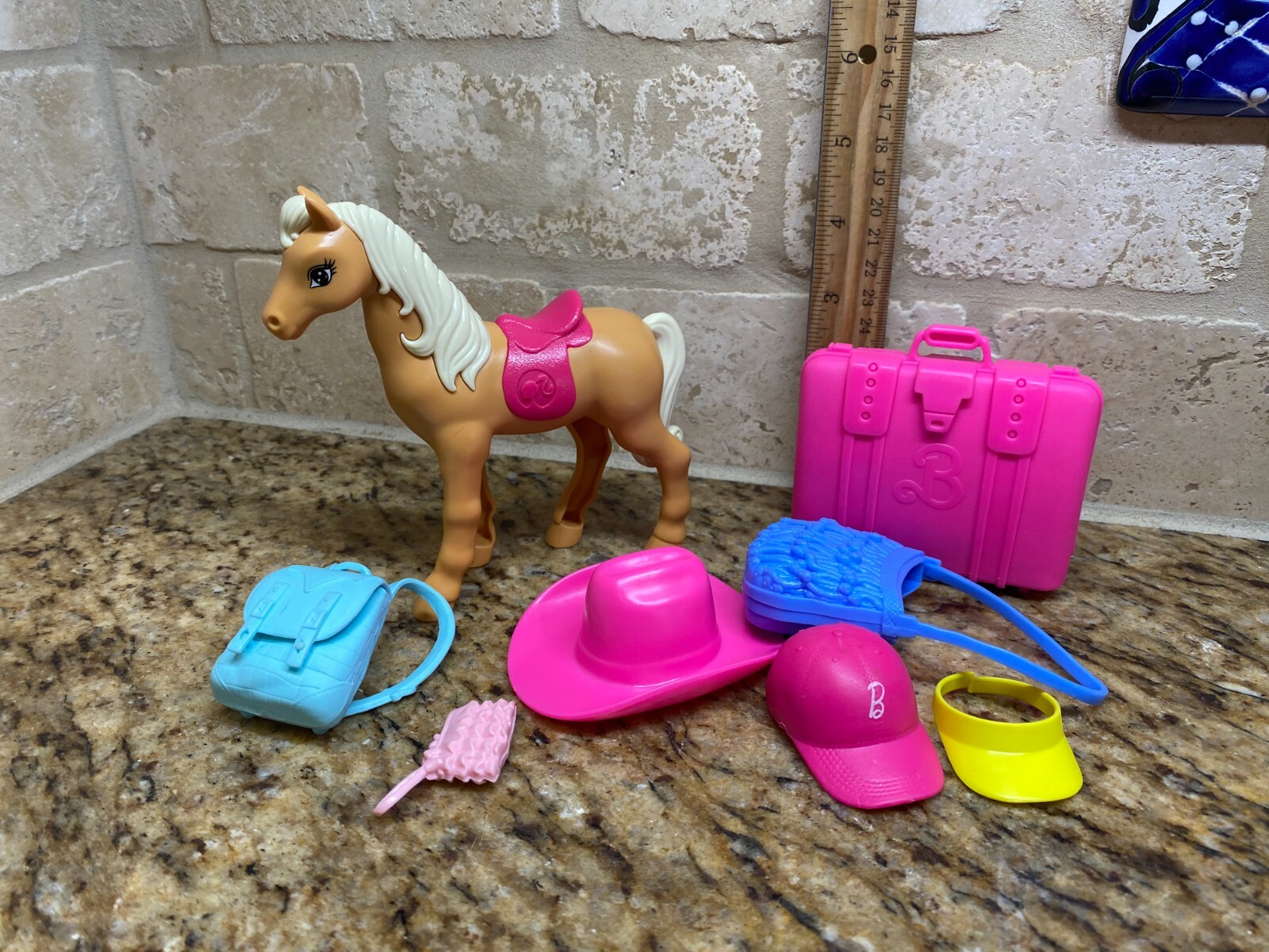 Lotto accessori abbigliamento cappello visiera parasole Barbie Mattel pony valigia cappello