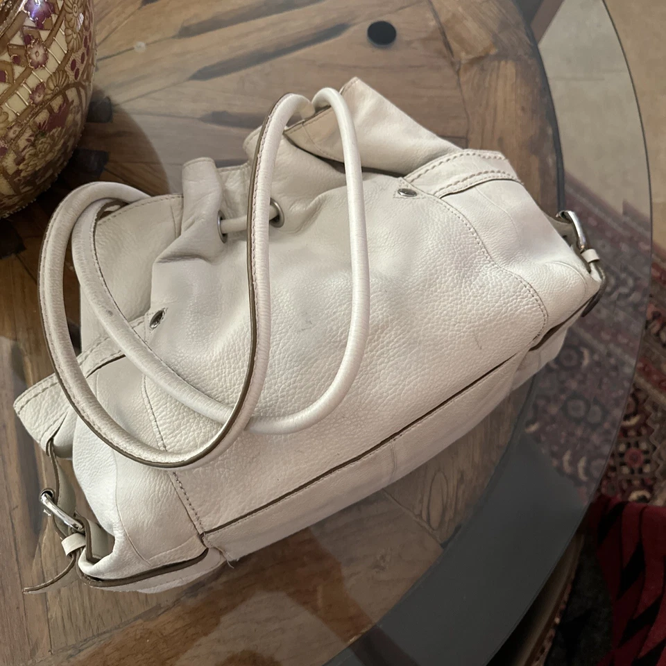 Bolso de hombro Fossil de cuero crema con cordón bolsillos laterales Foto 3 de 4