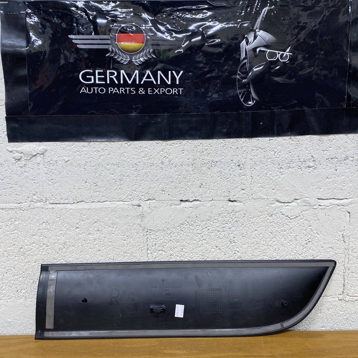 2014-2016 PORSCHE MACAN RIGHT SIDE DOOR MOLDING FACTORY OEM