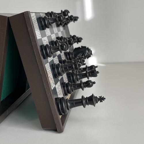 Vintage Magnetic Travel Chess Set – Folding Board, Made in Japan, Complete - Foto 12 di 24