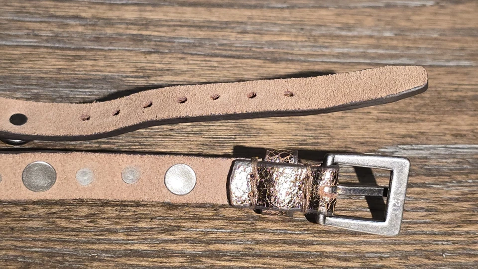 Pulsera Good Works Cuero Genuino Doble Envoltura Rústica Metálica Plana Tachonada Foto 4 de 4