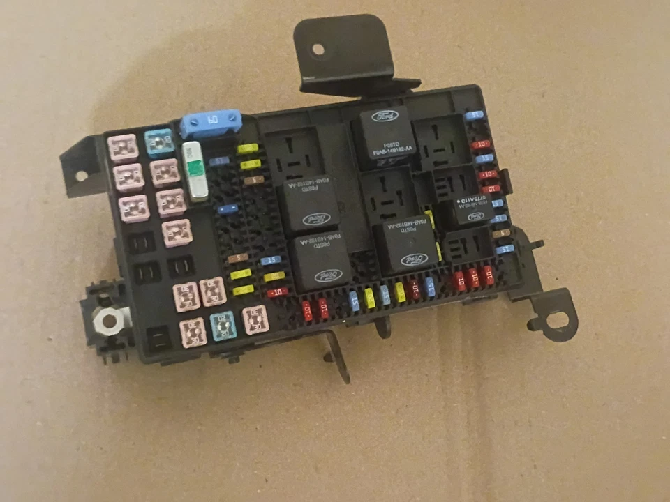 Ford F250 F350 2003-2004 bajo tablero caja de fusibles P/N 3C3T-14A067-Ed Foto 2 de 4