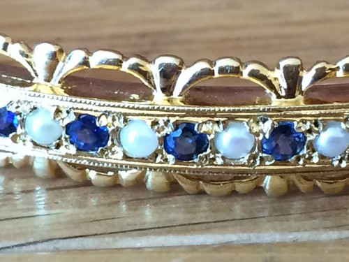 Beautiful 9ct Gold Sapphire & Pearl Pierced & Scalloped Bangle Bracelet - Picture 11 of 12