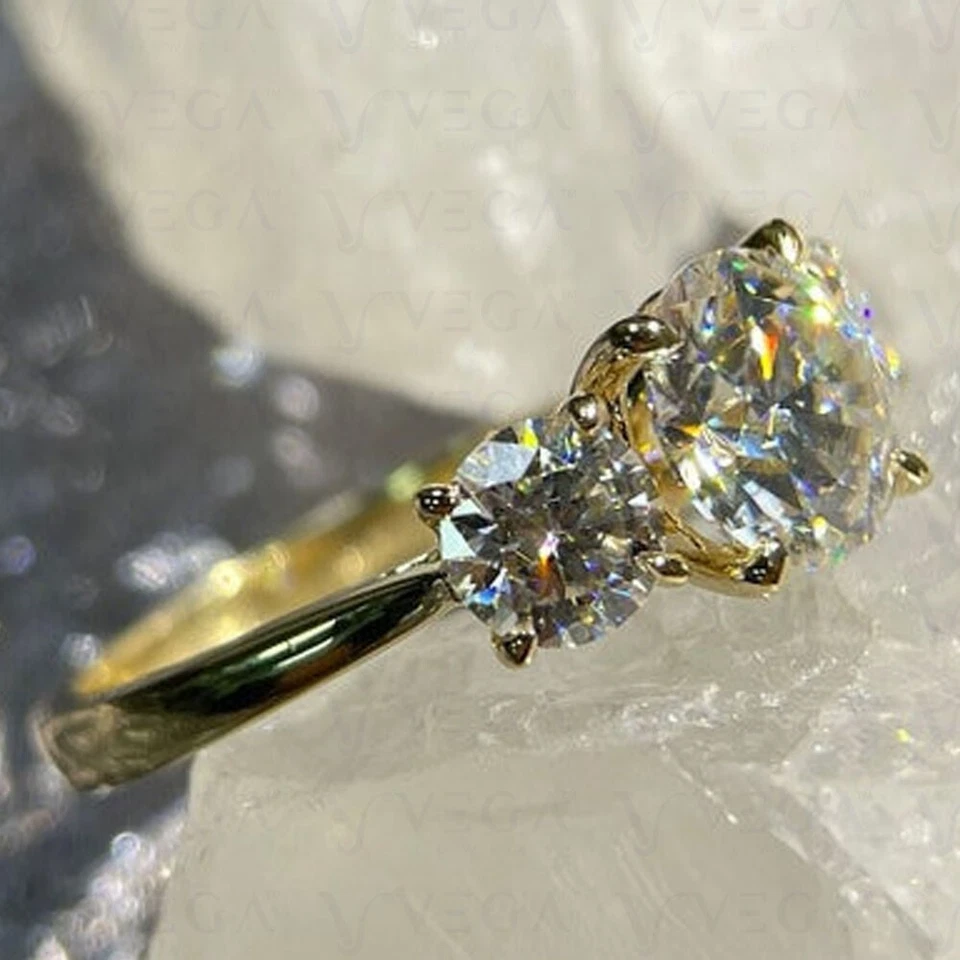 Anillo de tres piedras de diamantes HPHT creado en laboratorio de corte redondo de 5 quilates de oro amarillo sólido de 14 K Foto 3 de 4