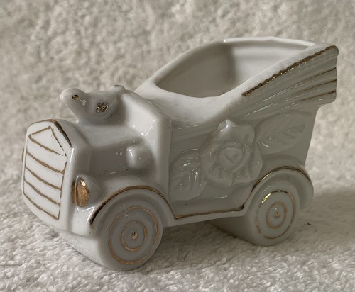 Just Married Car Figurine ceramic With Bird And Gold Hand painted Trim - Picture 2 of 6