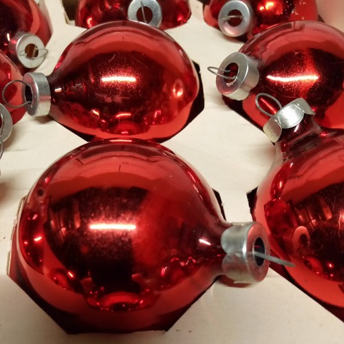 12 Vintage Red Glass Christmas Tree Ornaments in Box Made in USA 2 1/4 Inch - Afbeelding 8 van 12