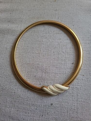 Signed Monet Choker Stretch Gold Tone Necklace 3 White Wave Pendant Snap Closure - Afbeelding 1 van 4