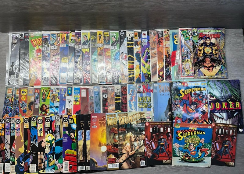 Comic Lot 47 Comics Marvel -DC- Dark Horse -Valiant-Legacy Comics & 4 Books