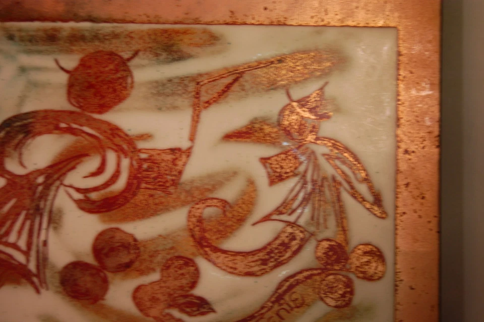 ¡Esmalte moderno vintage de mediados de siglo sobre placa de cobre con personas estilizadas! Firmado Foto 2 de 4