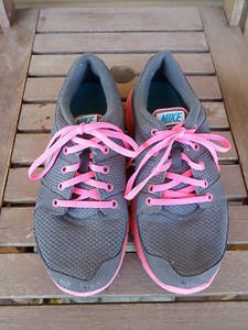 tênis nike wmns flex experience rn 8 cinza