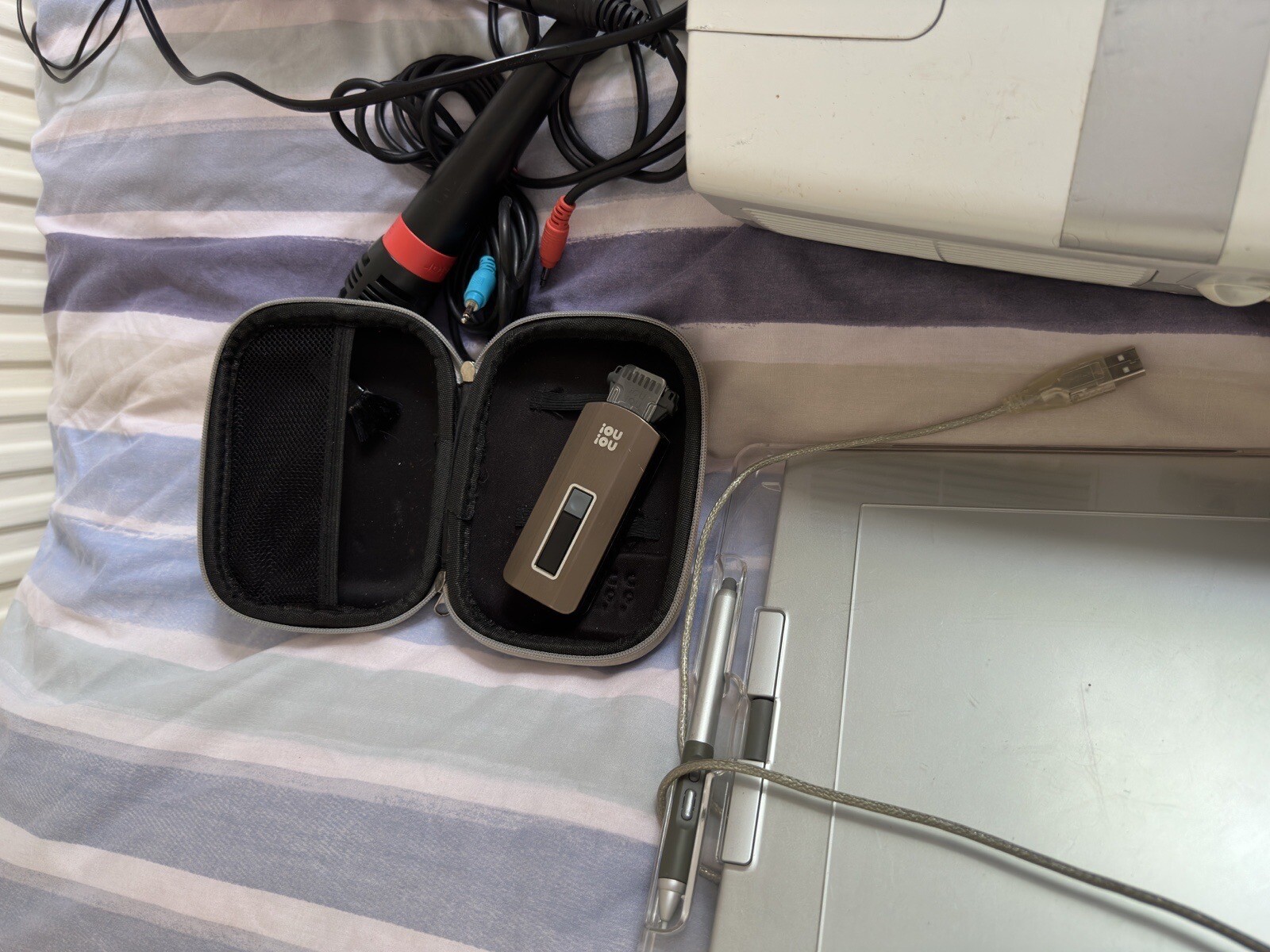 Joblot Projector, Phones, Tablets,speakers, iPod, Dvd Player, Droid box,controll eBay