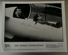 Unsigned 8x10 Movie Still - Thomas Crown Affair 1999 Pierce Brosnan Rene Russo