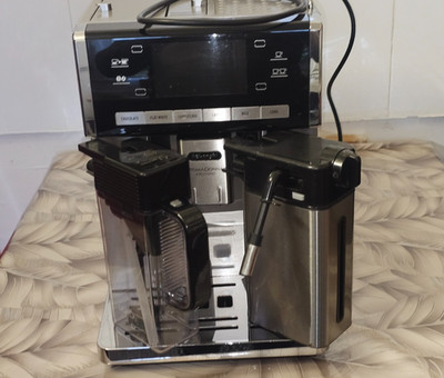 Delonghi PrimaDonna Exclusive ESAM6900.M FullAuto Hot Chocolate & Coffee Machine