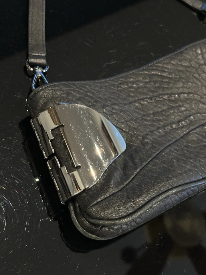 Bolso sin asas Halston Heritage cuero granulado negro herrajes plateados Foto 3 de 4