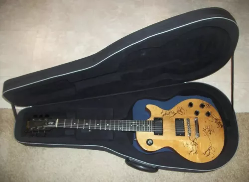 Gibson Les Paul Studio 1986 signed by Molly Hatchet
