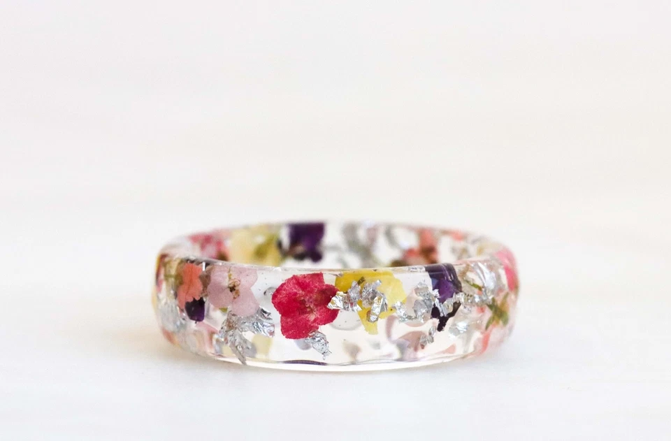 Кольцо из смолы со прессованными цветами Alyssum и серебряными хлопьями, подарок в стиле природы - Изображение 4 из 4