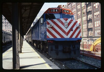 Eisenbahn Dia - Chicago Metra #104 F40PH Lokomotive 1989 Illinois Bahnhof